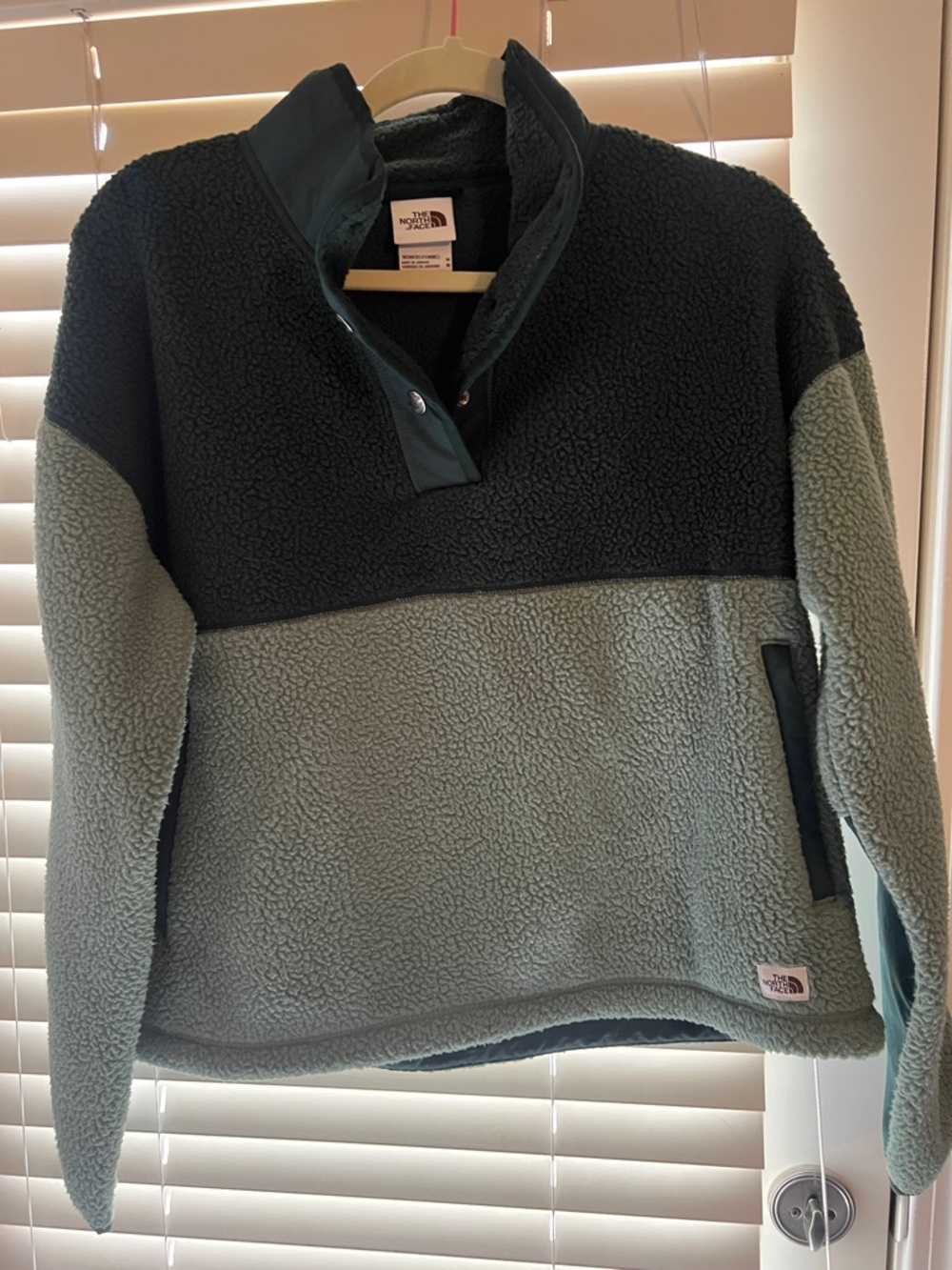 The North Face Two-Tone Sherpa Pullover Jacket - green & Sage Green sz M